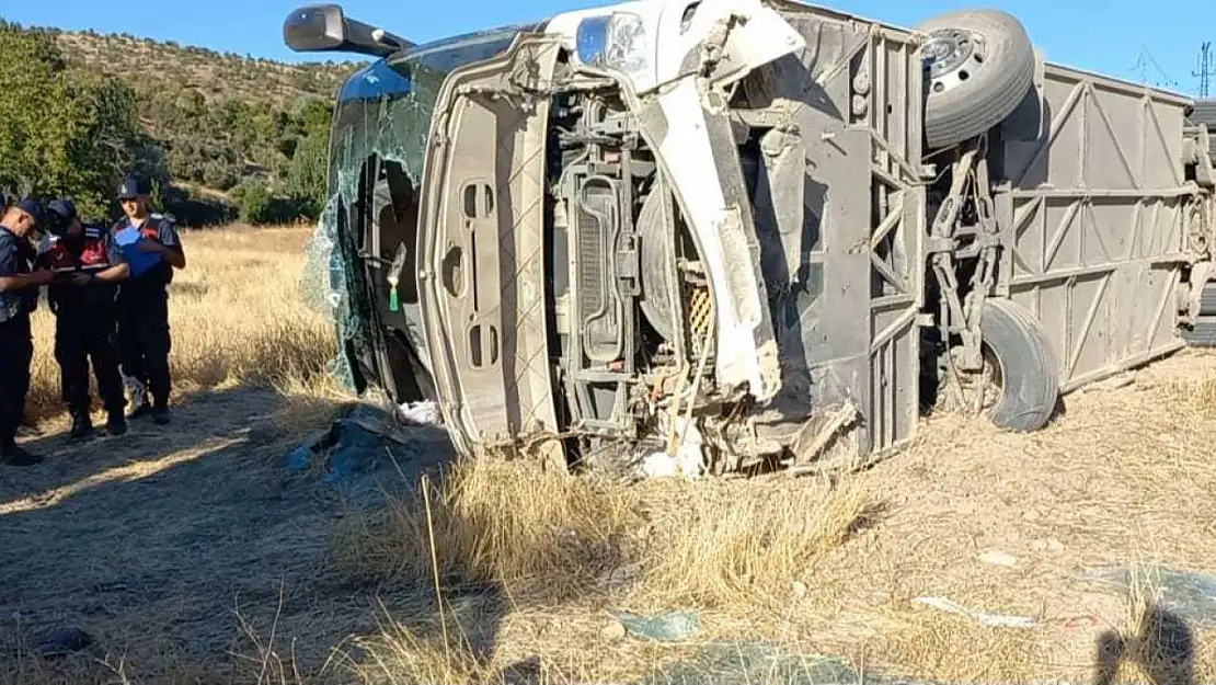 Malatya'da yolcu otobüsü şarampole devrildi 3'ü ağır 22 yaralı