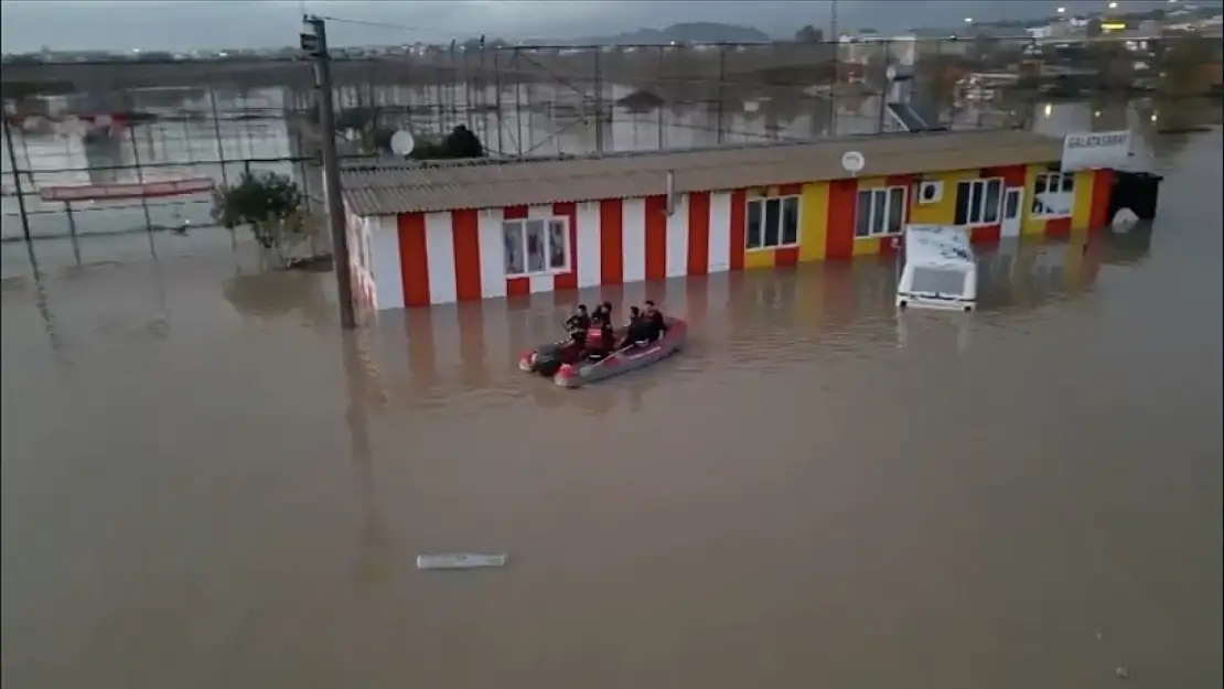 Manavgat Suya Gömüldü! Mahsur Kalanlar Botlar ve İş Makineleri İle Kurtarıldı