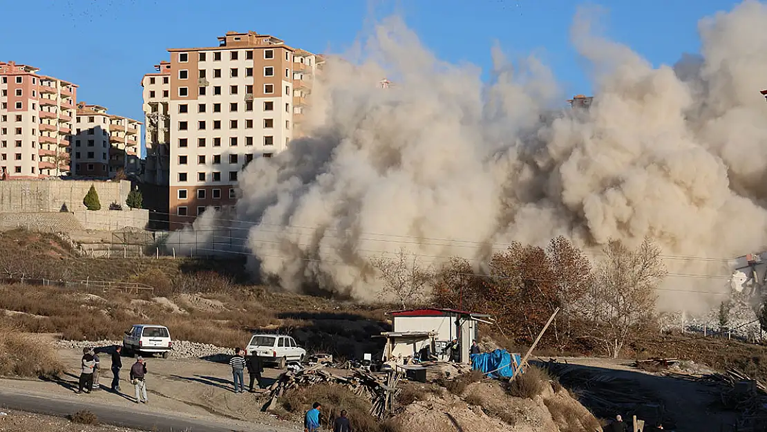 Maraş'ta binalar dinamitle yıkılıyor