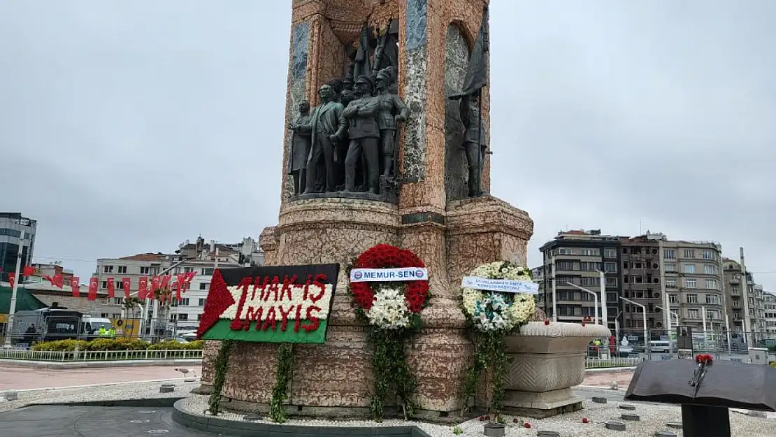 Memur-Sen Taksim Meydanı'na Çelenk Bıraktı