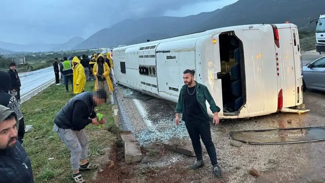 Mersin'de Faciadan Dönüldü İşçi Servisi Devrildi, 23 Yaralı