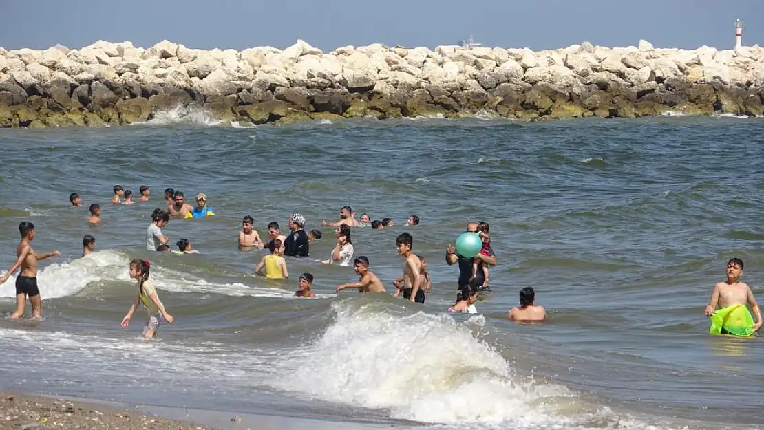 Mersin'de Sıcaklıklar Dayanılmaz Hale Geldi! Nem Oranı Yüzde 75'lere Dayandı