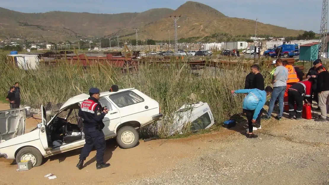 Mersin'de Yolcu Minibüsü ile Otomobil Çarpıştı: 1 Ölü, 13 Yaralı