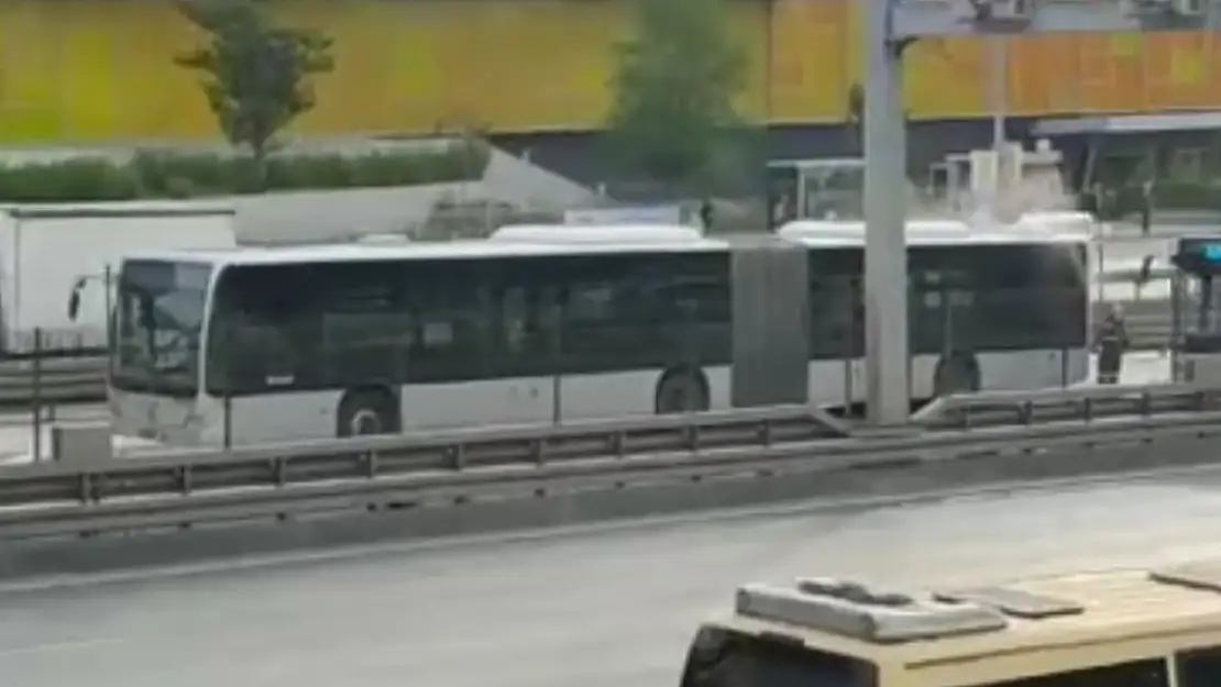 Metrobüste Yangın Çıktı, Yolcular Son Anda Tahliye Edilerek Faciadan Dönüldü