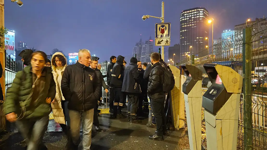 Metroda merdivenlere bakım yapan bir işçi sıkışarak hayatını kaybetti