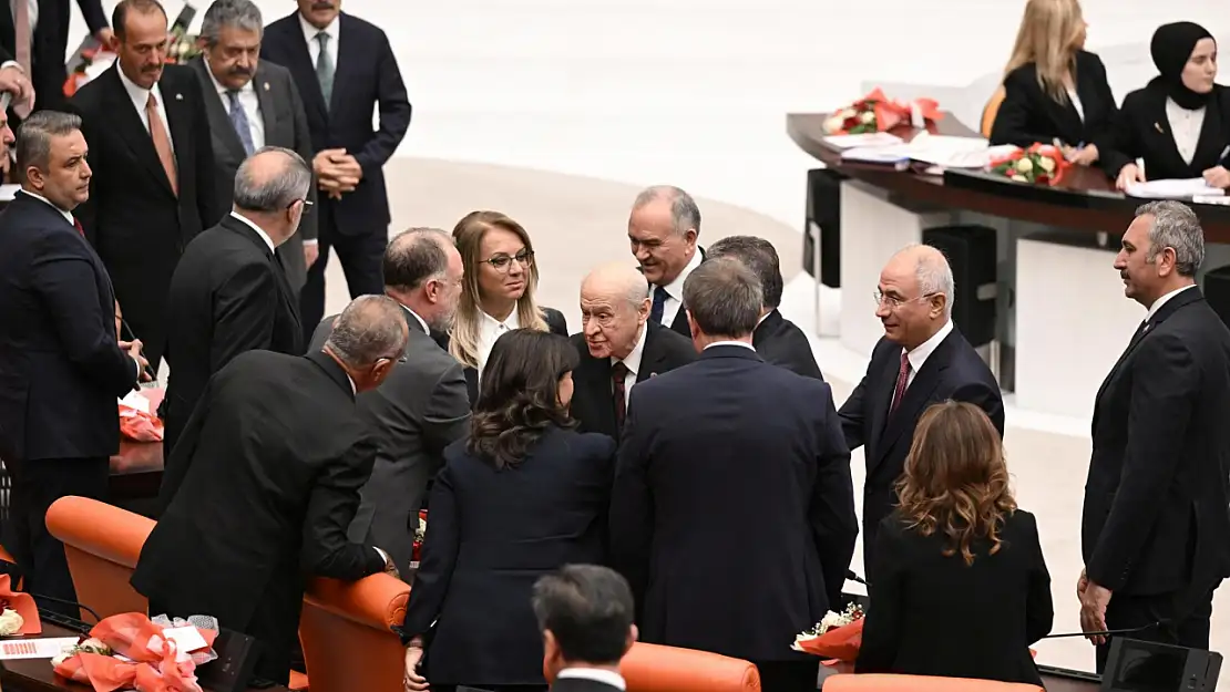 MHP Lideri Bahçeli DEM Partililerin Elini Neden Sıktı? Bahçeli'den Dikkat Çeken Açıklama!