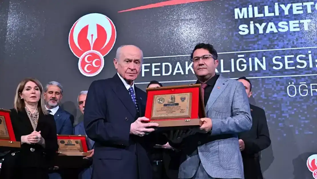 MHP lideri Bahçeli, deprem bölgesi öğretmenlerine plaket verdi