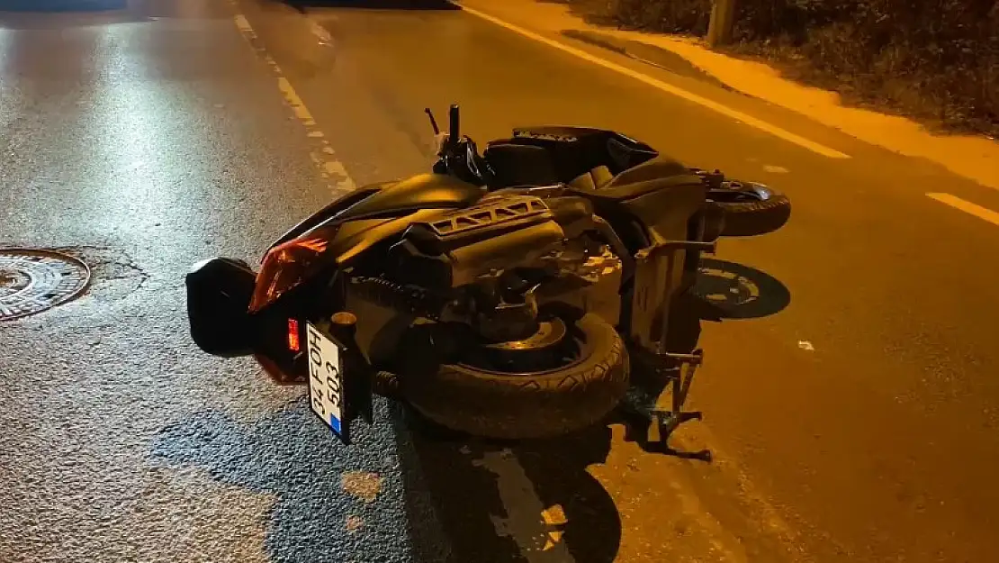 Motosikletli sürücü elektrik panosuna çarptı, sonu oldu