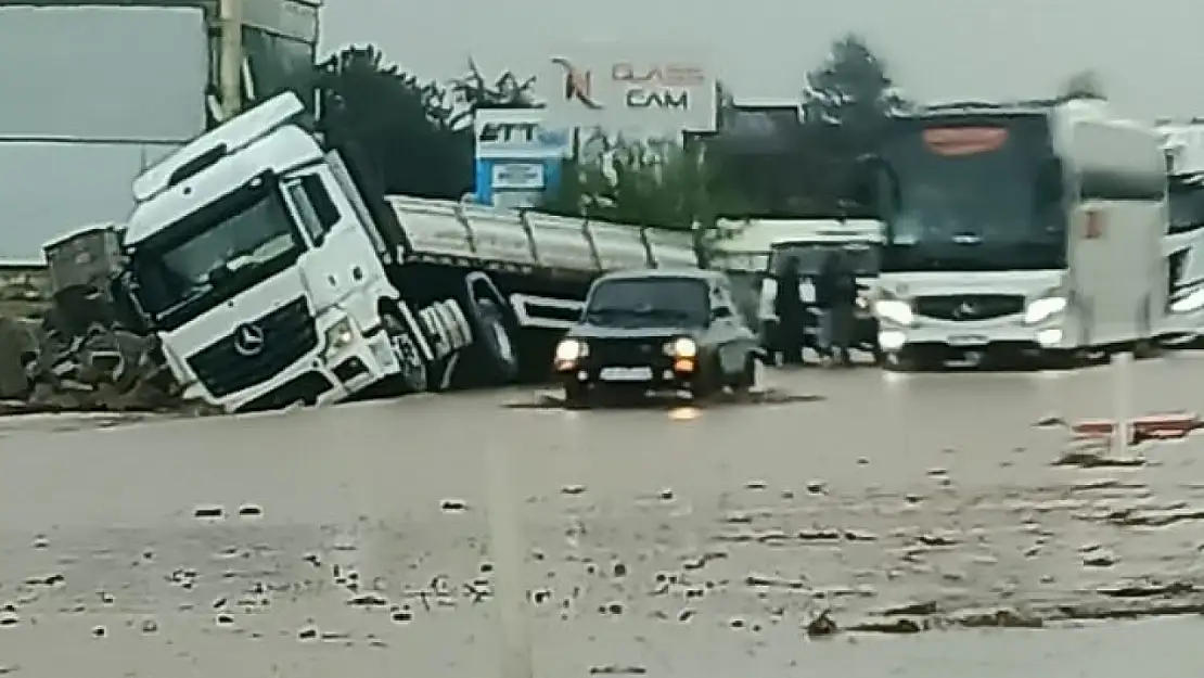 Nevşehir-Aksaray Yolu Sel Nedeniyle Kapatıldı