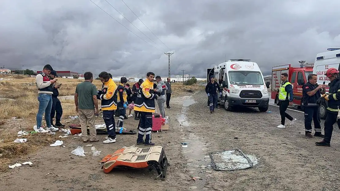 Nevşehir'de turistleri taşıyan minibüs takla attı