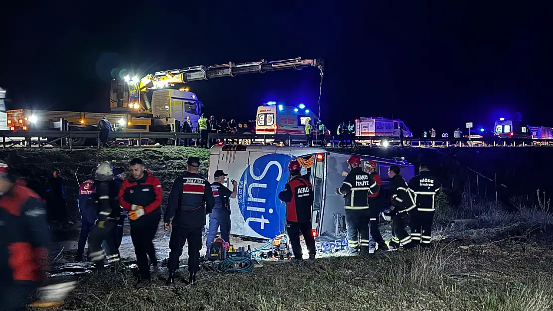 Niğde-Ankara Otoyolu'nda Yolcu Otobüsü Devrildi: Ölü ve Yaralılar Var