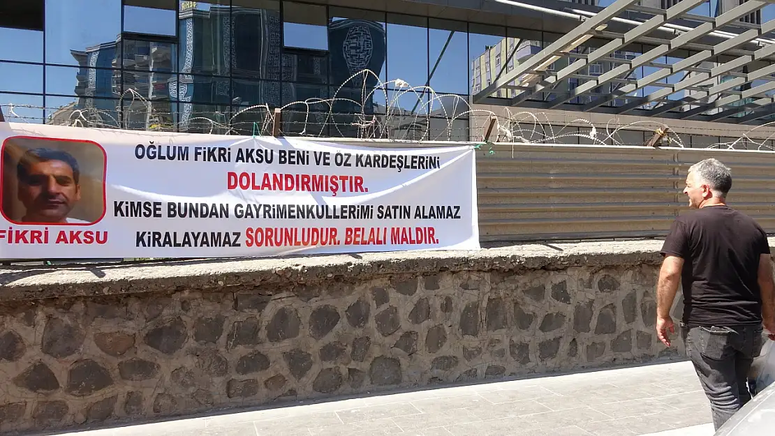 Oğlunun Yaptıklarını Meydana Astığı Pankartla Duyurdu! Bir Bakan Dönüp Bir Daha Bakıyor