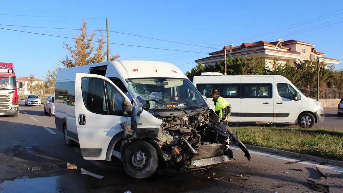 Öğrenci Servisi TIR'la Çarpıştı: 10'u Öğrenci 11 Yaralı