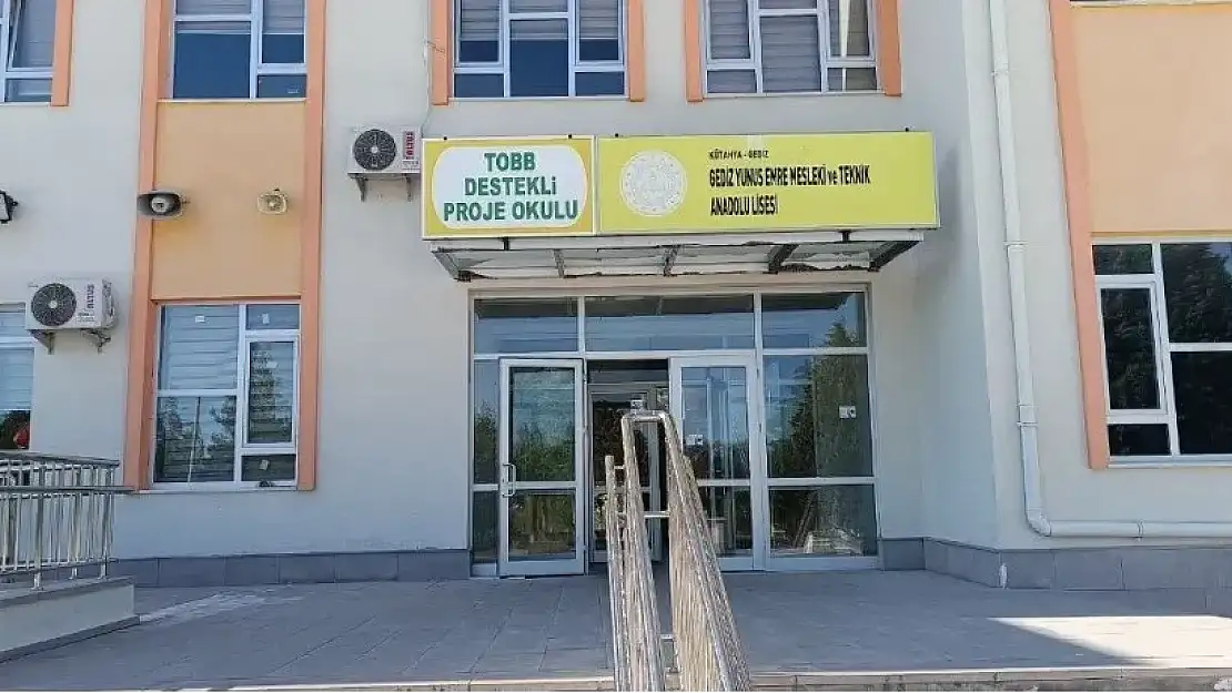 Öğretmen evinde ölü bulundu