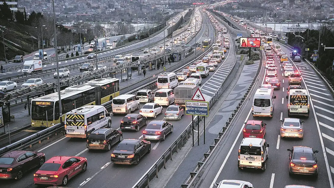 Okullar açıldı, İstanbul'da trafik yoğunluğu katlandı!