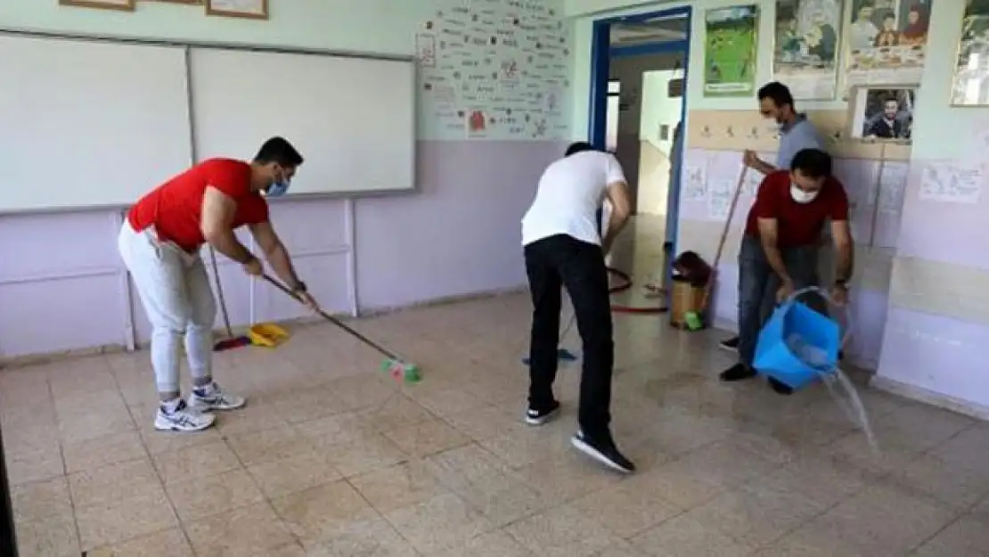 Okullarda Temizlik Sorunu Var mı Yok mu? MEB'den Kafa Karıştıran Açıklama!