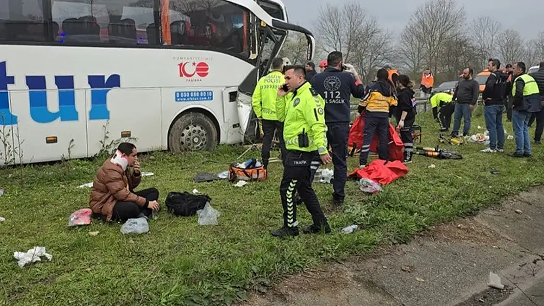 Otobüs Faciadan Döndü 17 Kişi Yaralandı