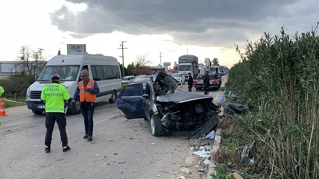 Otomobil Takla Atarak Karşı Şeritteki Midibüse Çarptı 2 Ölü, 14 Yaralı