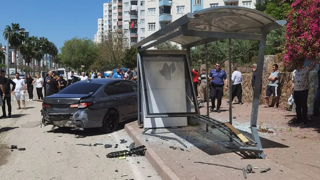 Otomobilin Otobüs Durağına Daldığı Kazada Can Pazarı Yaşandı