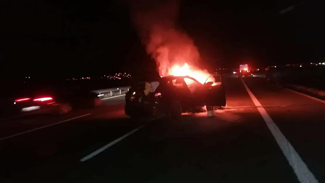 Otoyolda duran TIR lastiğine çarptı, araç alev aldı