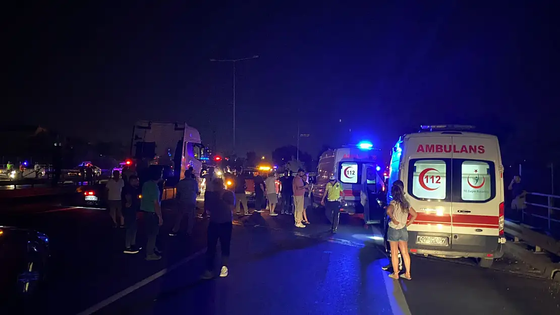 Otoyolda Korku Dolu Anlar, Doğalgaz Yüklü Tır Devrildi! Yol Trafiğe Kapatıldı