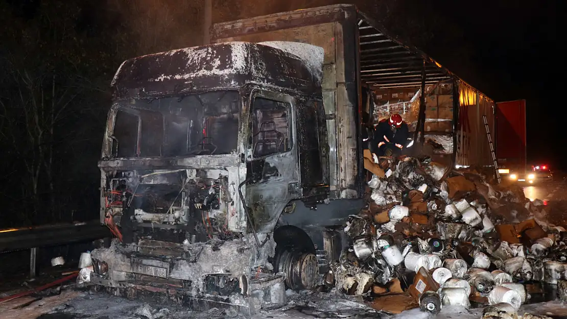 Otoyolda Korku Dolu Anlar İplik Yüklü Tır Küle Döndü