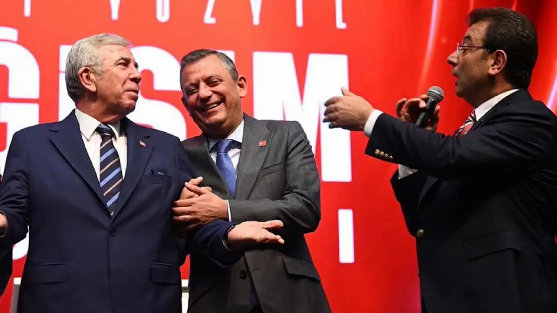 Özgür Özel o fotoğrafa işaret etti: Bir adım geriye gidersek Türkiye'ye diz çöktürecekler