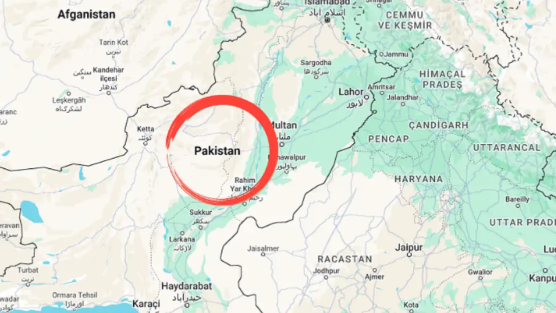 Pakistan'da kışlaya bombalı saldırı: 23 ölü