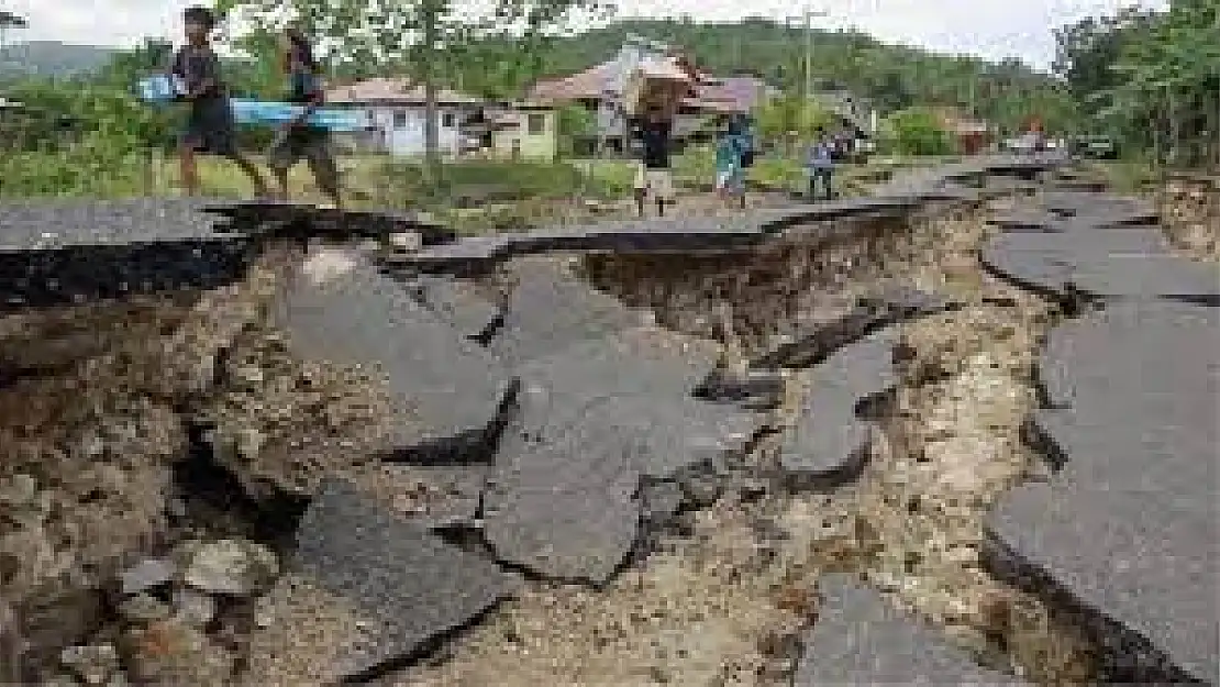 Papua Yeni Gine'de Korkunç Deprem Bin Ev Yıkıldı