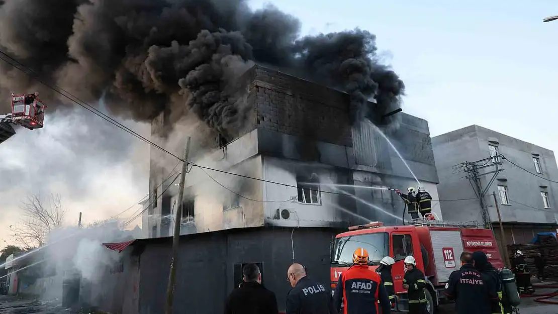 Para vermeyen abisinin, işyerini yaktı