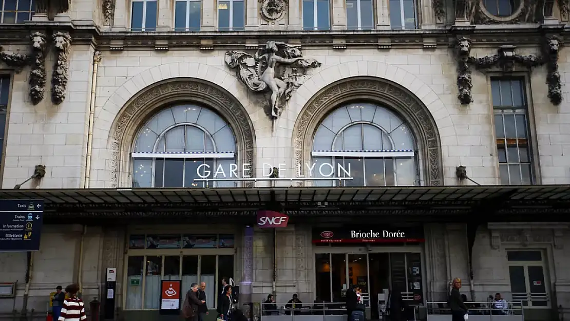 Paris'te tren istasyonunda bıçaklı saldırı