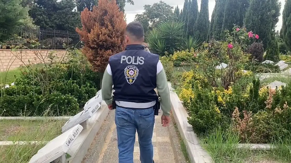 Polis Cem Garipoğlu'nun Mezarı Başında Nöbet Tutuyor