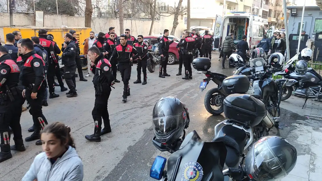 Polis merkezi önünde silah ve bıçaklı kavga 2 yaralı, 5 gözaltı