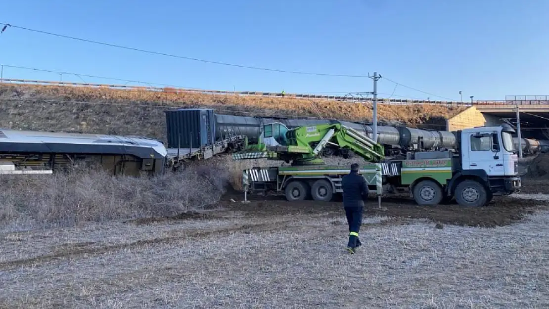 Rayların üzerine yıkılan istinat duvarına çarpan tren raydan çıktı