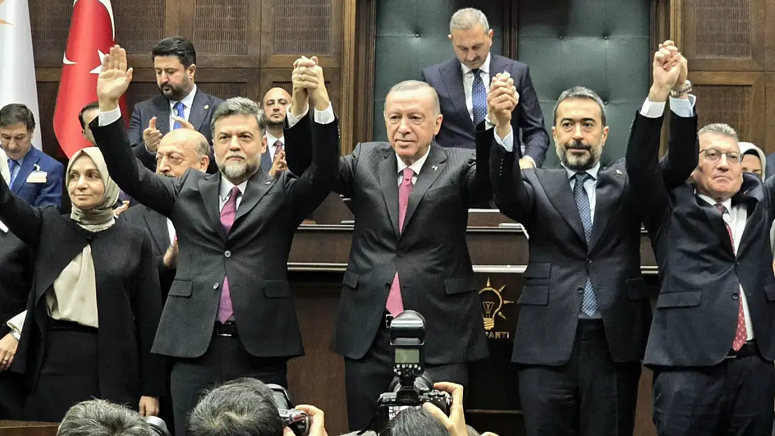 Rozeti Takan Nedim Yamalı, Ahmet Davutoğlu'nun Geleceğini de Belirledi!