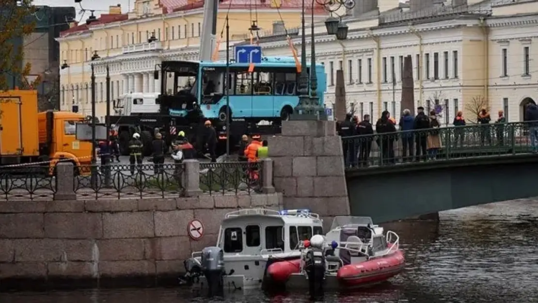 Rusya'da Yolcu Otobüsü Nehre Düştü 7 Kişi Öldü