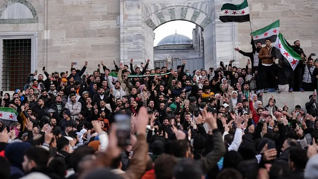 Şam Düştü! İstanbul Fatih Cami ve Birçok İlde Suriyeliler Kutlamalar Yaptı