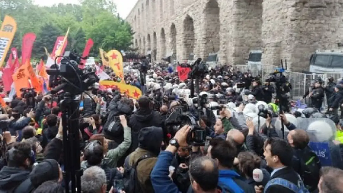 Saraçhane'de Polise Bayrak Sopaları ve Tekmeli Saldırı