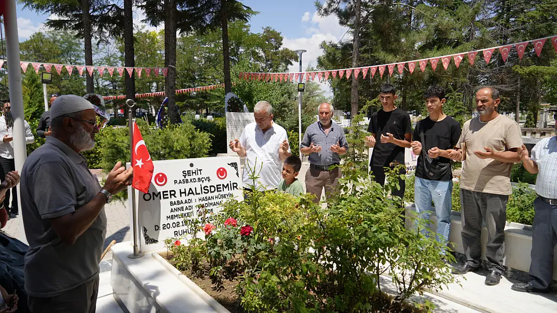 Şehit Ömer Halisdemir'in Kabrine Ziyaretçi Akını