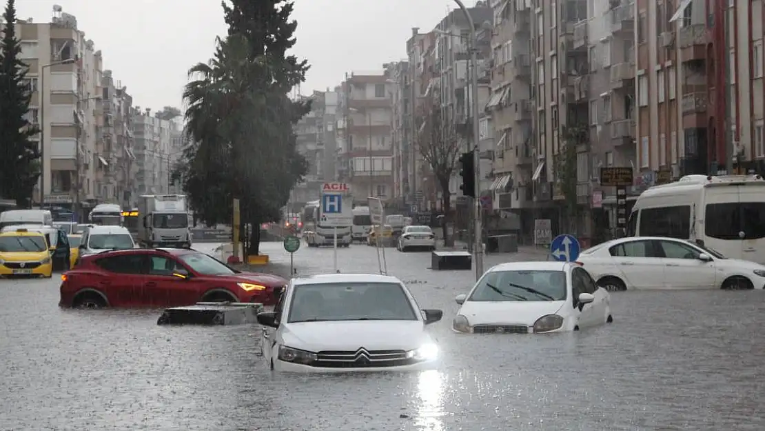 Sel Antalya'da Hayatı Felç Etti