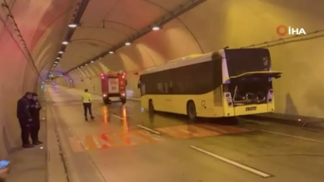 Seyir Halindeki İETT Otobüsünde Yangın! Trafik Çift Yönlü Durduruldu