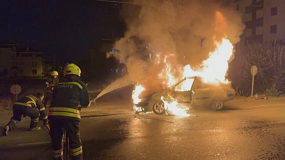 Seyir Halindeki Otomobil Alev Topuna Döndü!