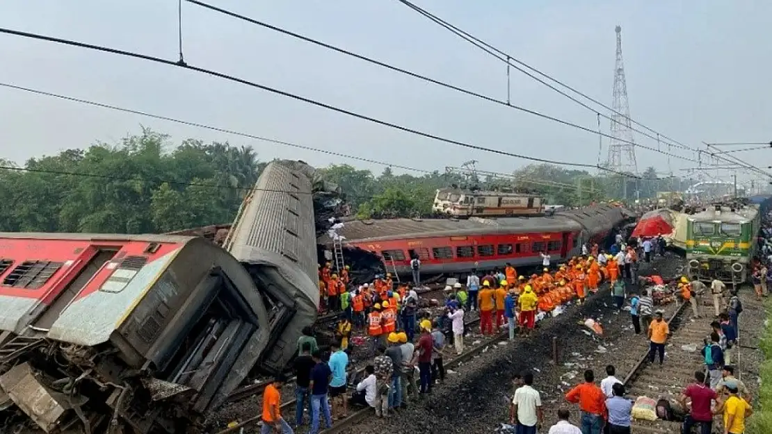 Sinyali Dikkate Almayan Yük Treni Faciaya Neden Oldu! 8 Ölü, 60 Yaralı