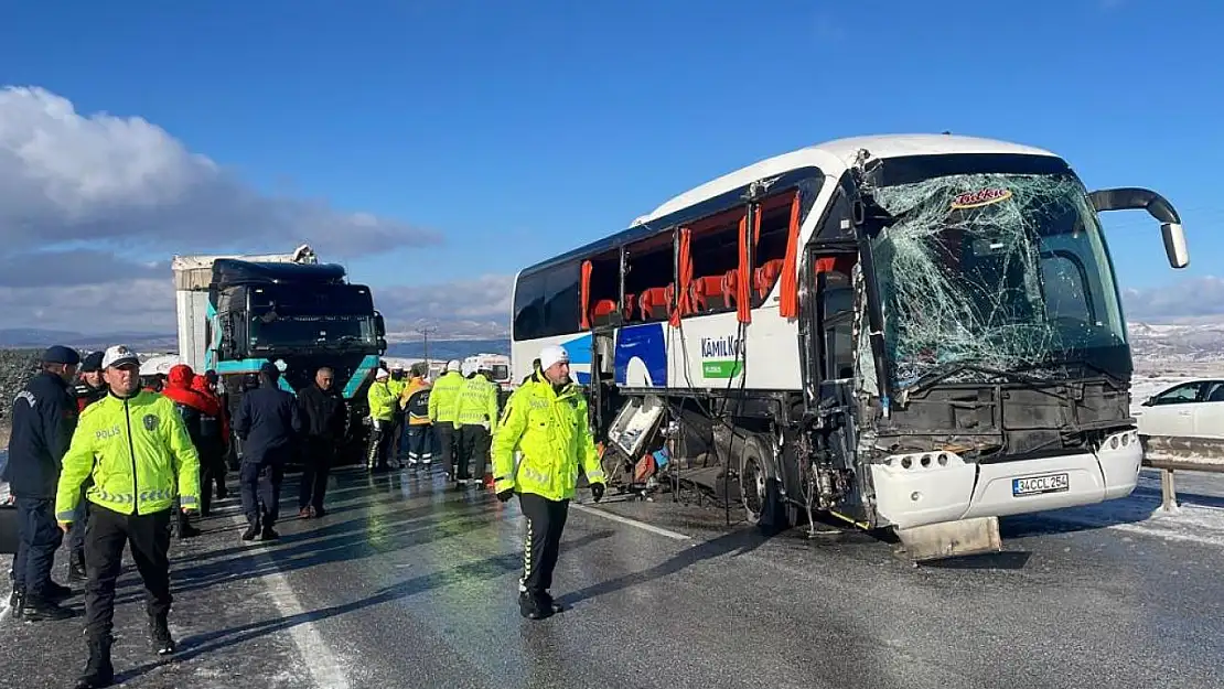 Sivas'ta  korkunç otobüs kazası