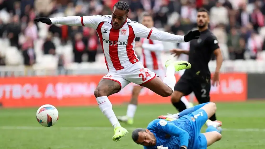 Sivasspor Hatay karşısında 3 puanı 3 golle aldı