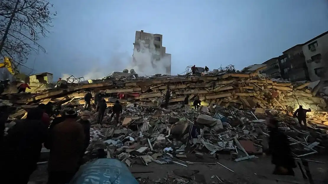 Siyasilerin deprem mesajları Önlem alması gerekenler sadece izledi