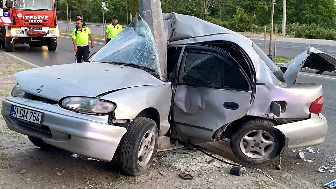 Sokak Lambasına Çarpan Araç İkiye Katlandı: 1 Ölü 1 Yaralı