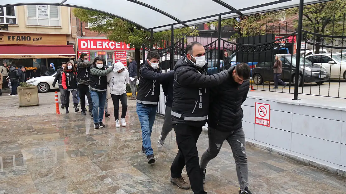 Sokak satıcılarına darbe: 19 gözaltı