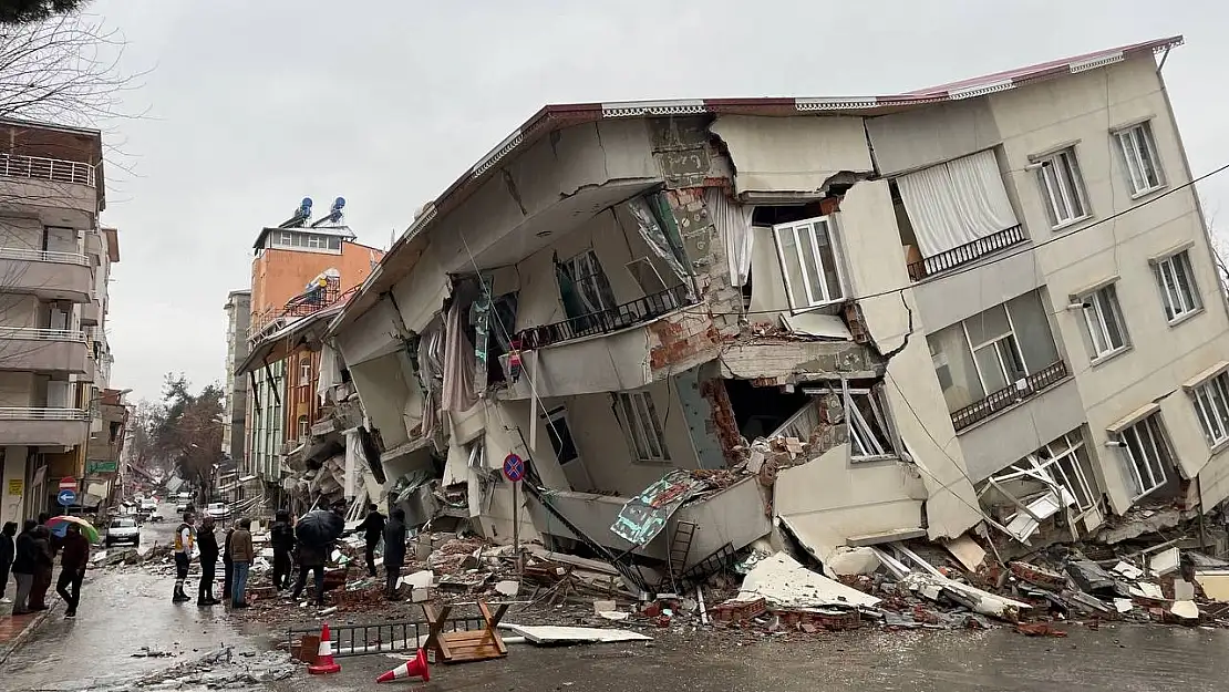 Son Dakika! Hatay'da bina çöktü!