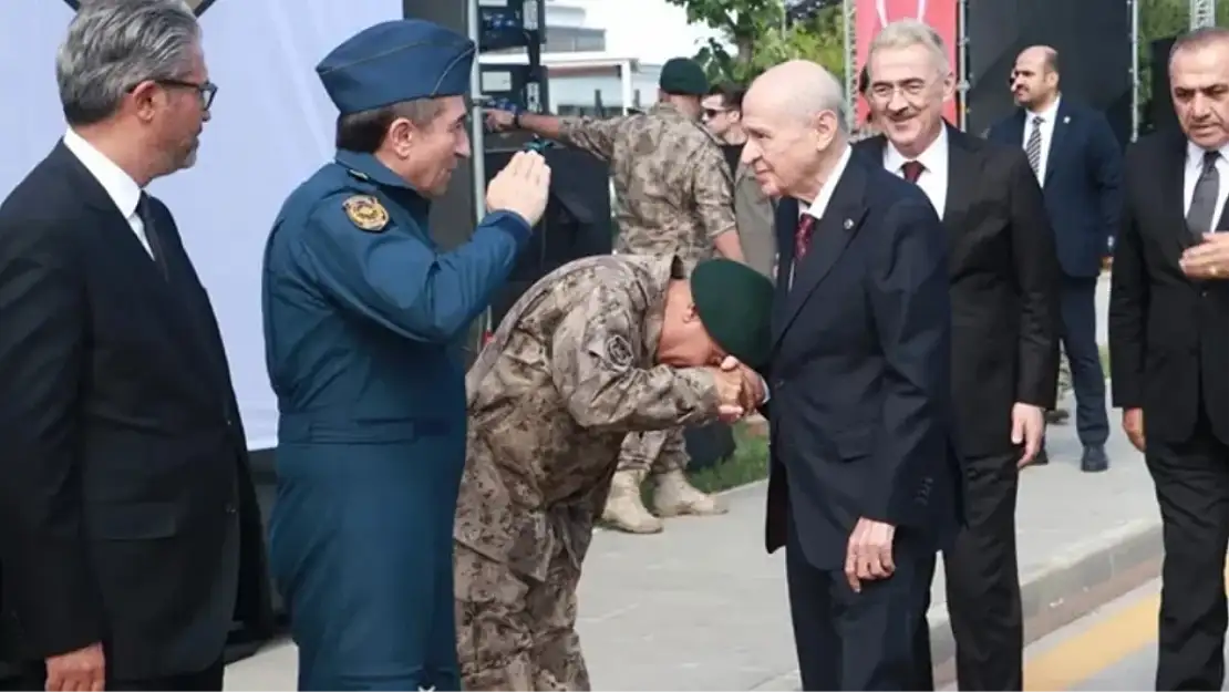 Süleyman Karadeniz Bahçeli'nin Elini Neden Öptüğünü Açıkladı! Karadeniz'e Yaptırım Uygulanacak mı?